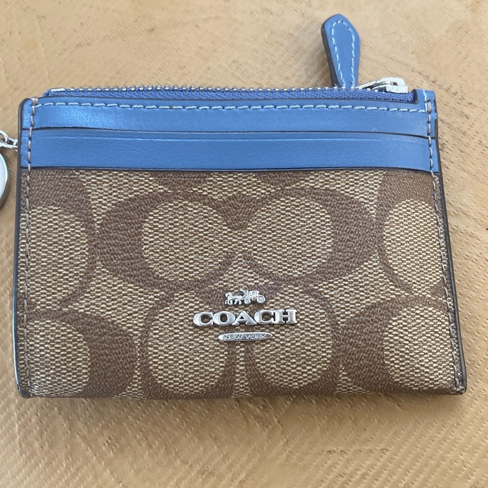 coach ID holder